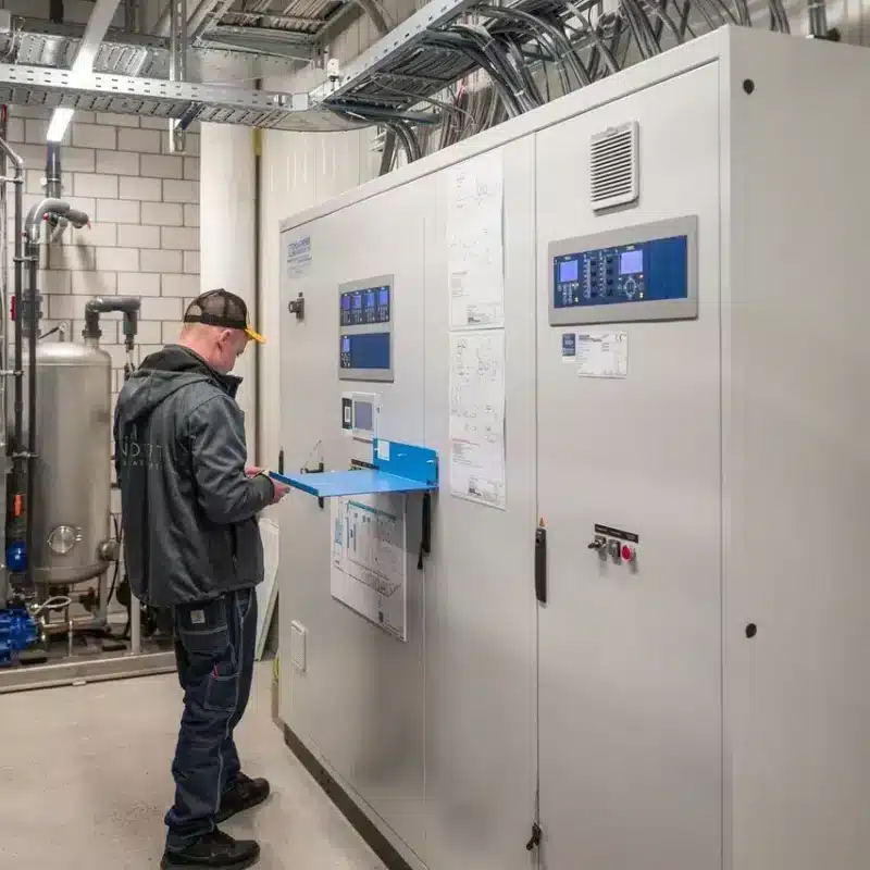 Gaswarntechniker am Arbeiten bei einer Wartung