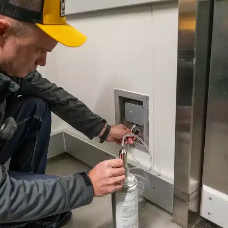 Gaswarntechniker am Arbeiten bei einer Wartung