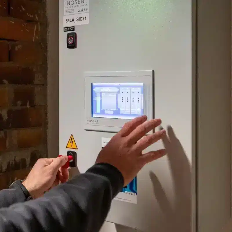 Gaswarntechniker am Arbeiten mit Gaswarnzentrale