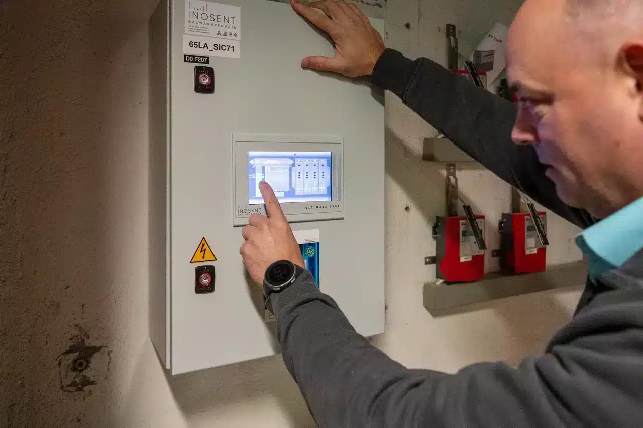 Gaswarntechniker am Arbeiten mit Gaswarnzentrale